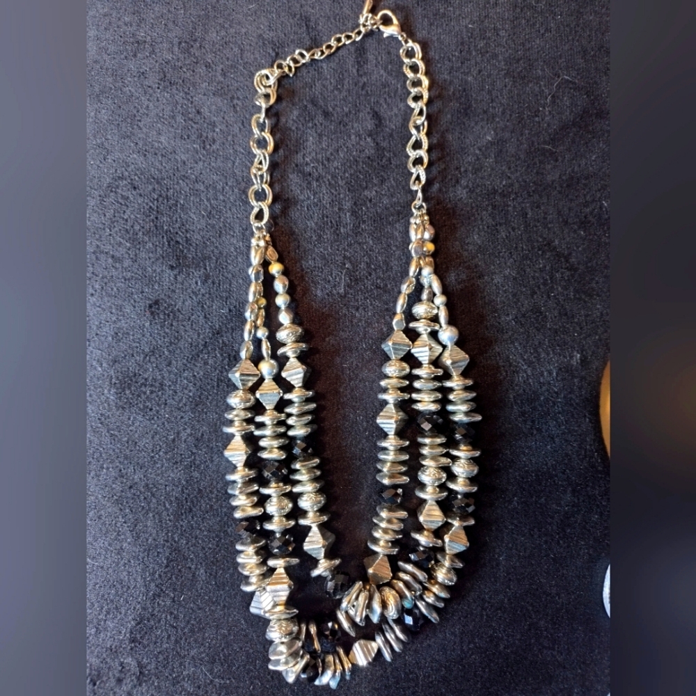 Black and silver Bulky Necklace NWOT